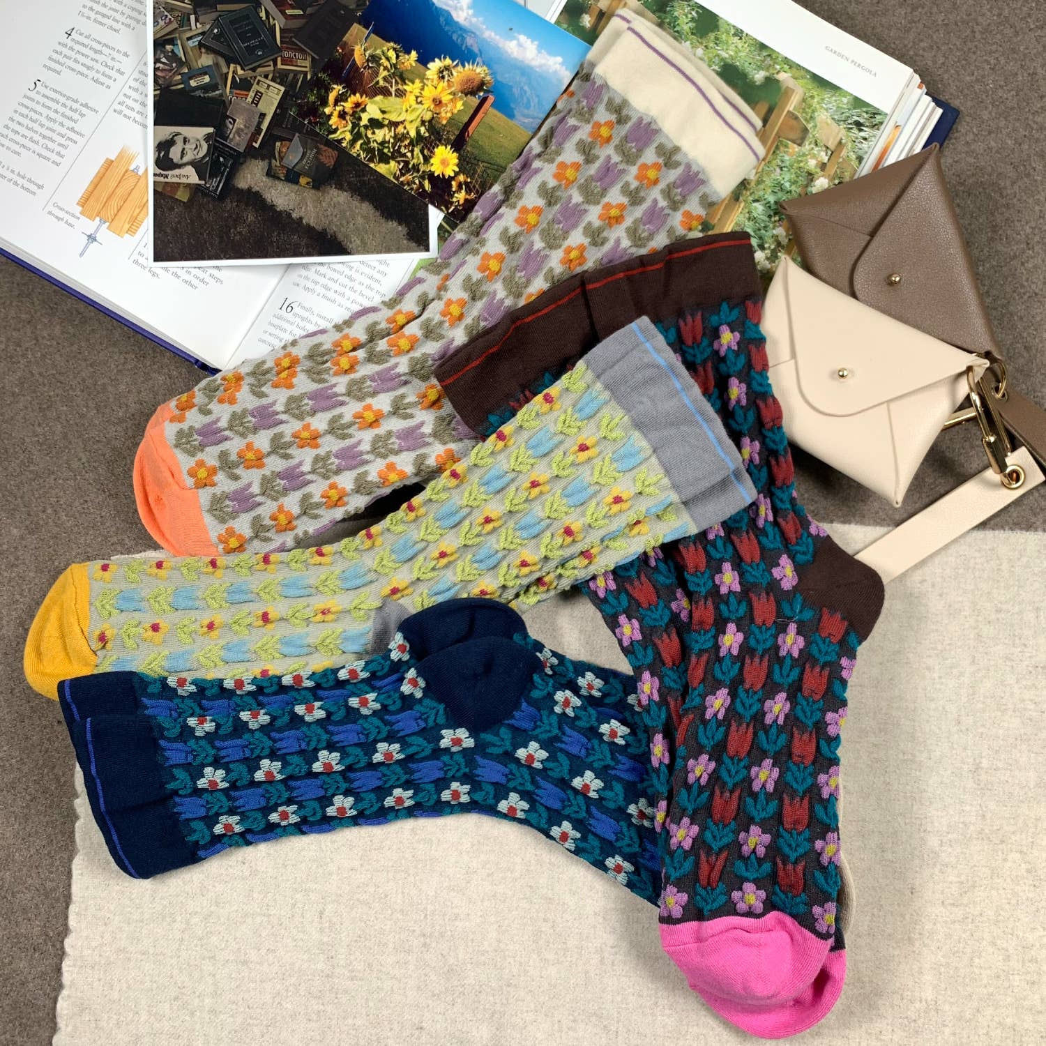 Women's Crew Retro Flower Deco Socks, Brownie