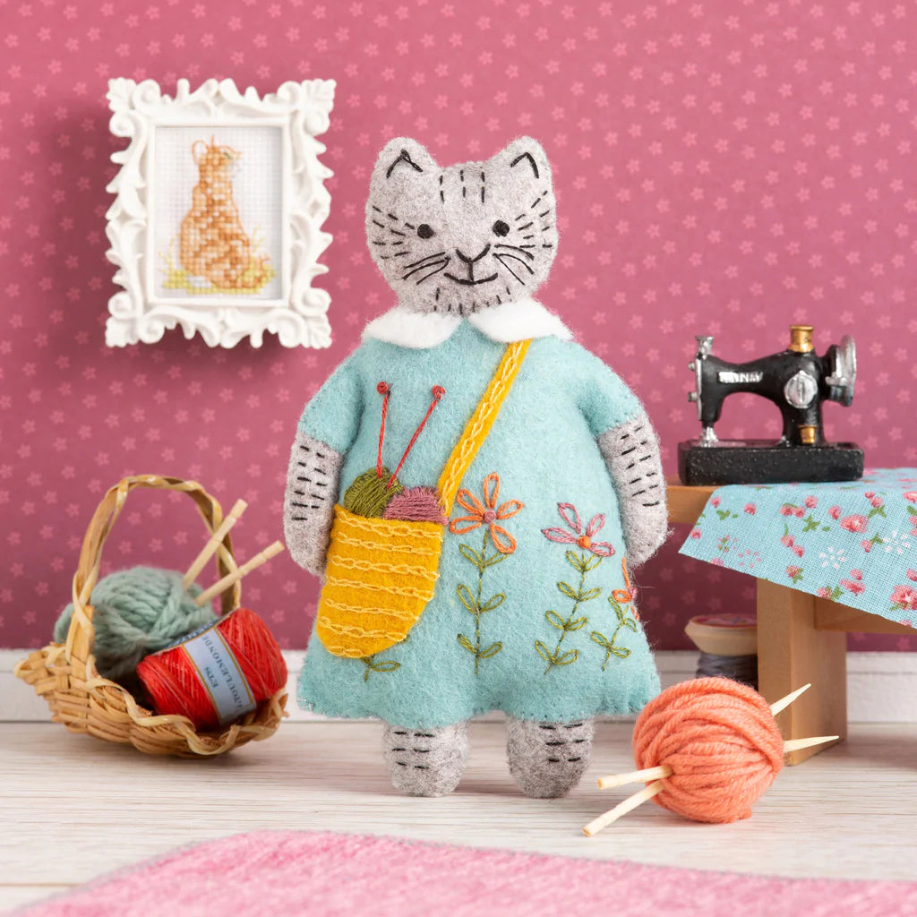 Corinne Lapierre, Wool Mix Felt Craft Kit - Mrs. Cat loves to knit