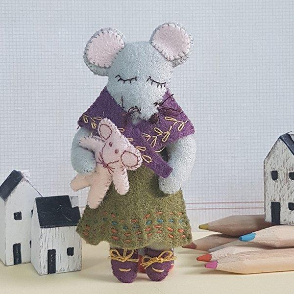 Corinne Lapierre, Wool Mix Felt Craft Kit - Little Miss Mouse